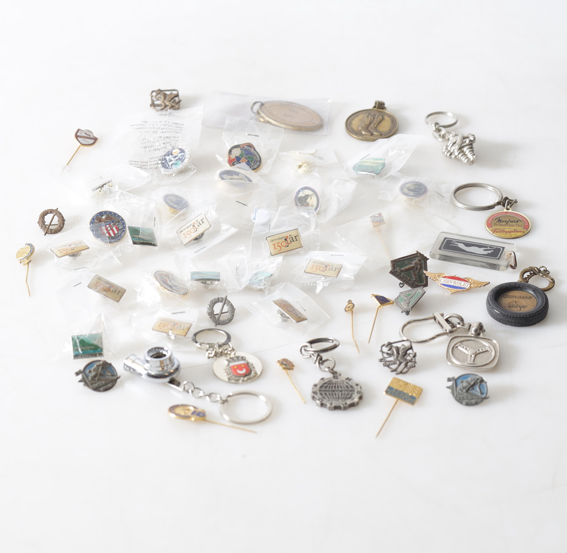 PINS, NÅLMÄRKEN & NYCKELRINGAR, 50 delar, 1900-tal.