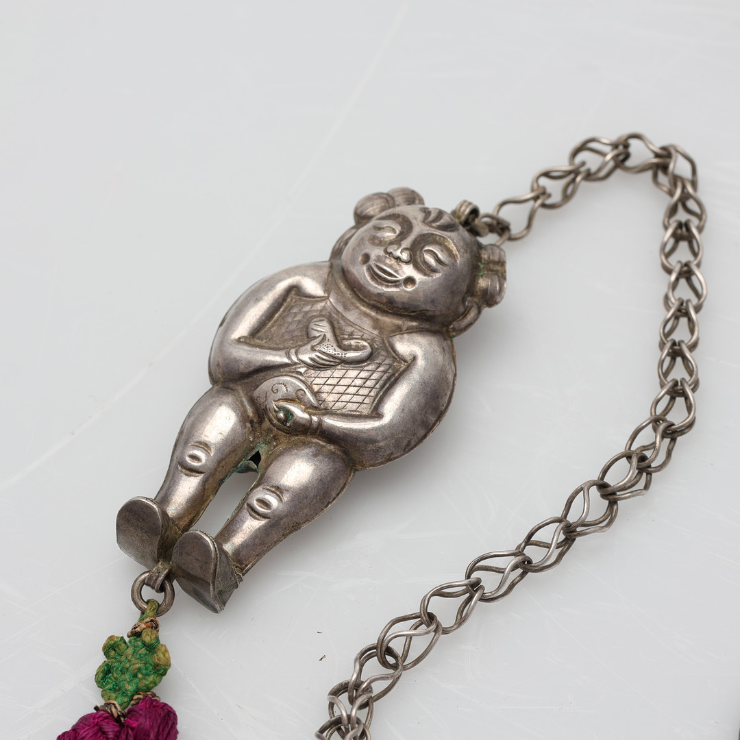 EN SAMLING KINESISKA FÖREMÅL 9 delar silver/tenn Kina 1900-talets första hälft.