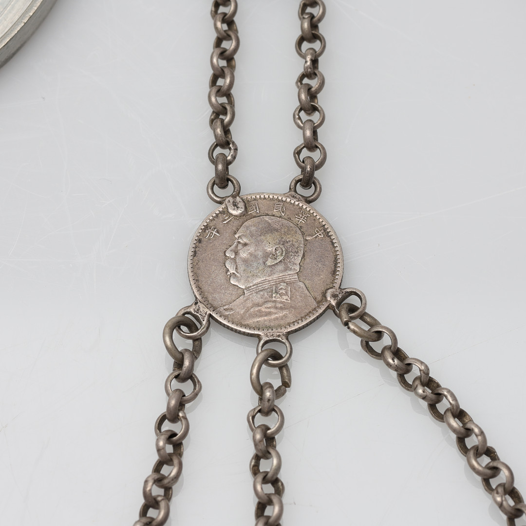 EN SAMLING KINESISKA FÖREMÅL 9 delar silver/tenn Kina 1900-talets första hälft.