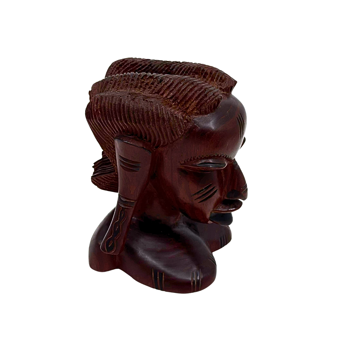 AFRIKANISCHE HOLZSKULPTUR EINES FRAUENKOPFES AUS DUNKLEM HARTHOLZ.