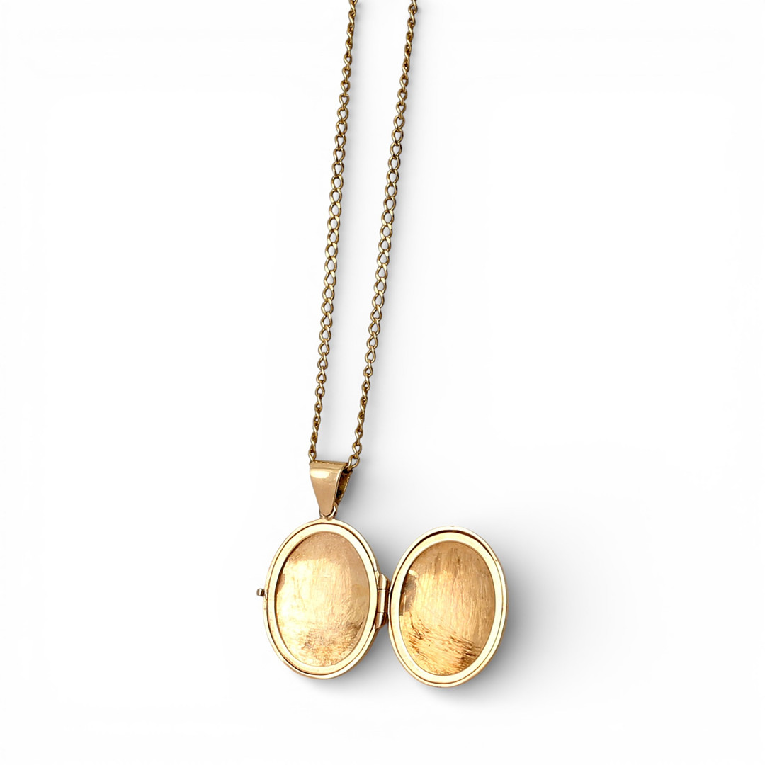 Gold locket pendant, early 20th Century.