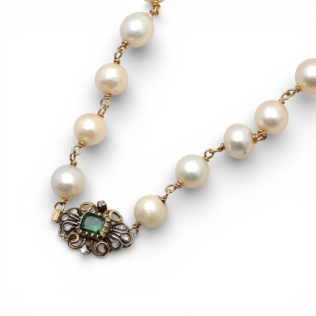 Pearls necklace with gemstones clasp, mid 20th Century.