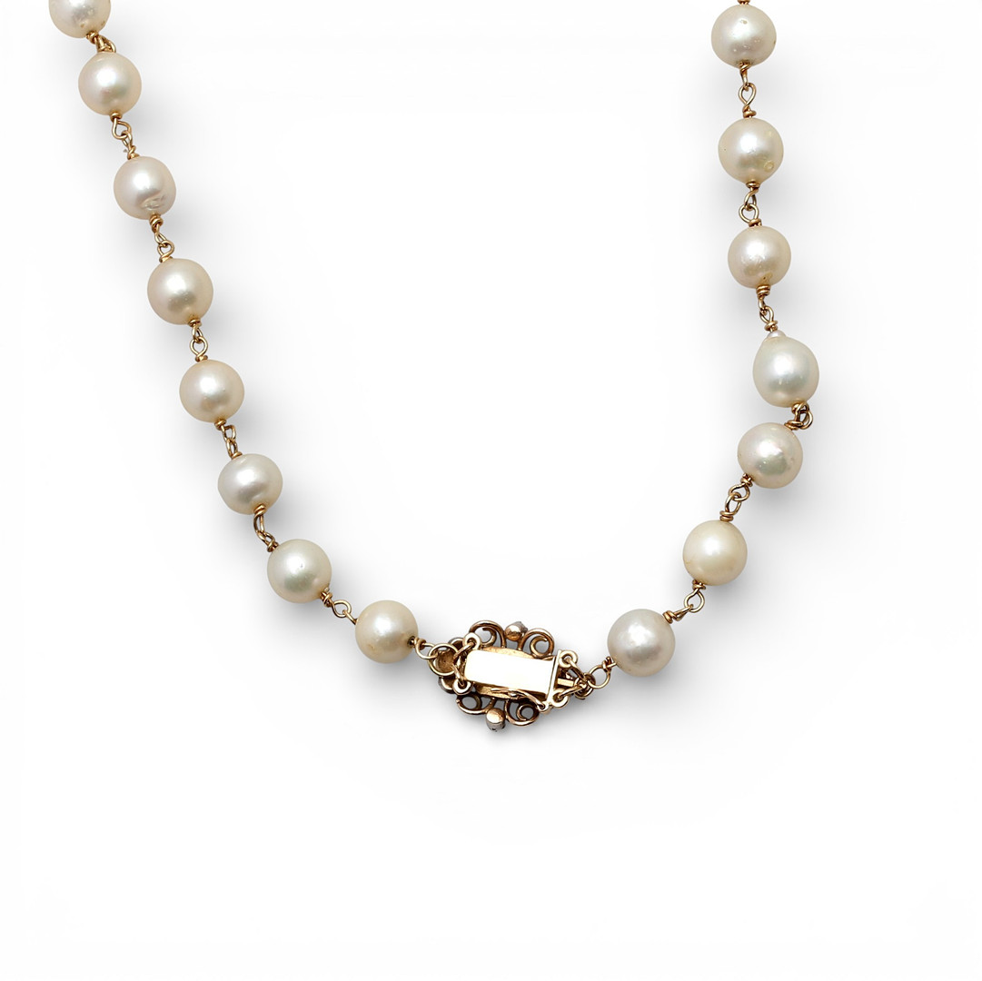 Pearls necklace with gemstones clasp, mid 20th Century.