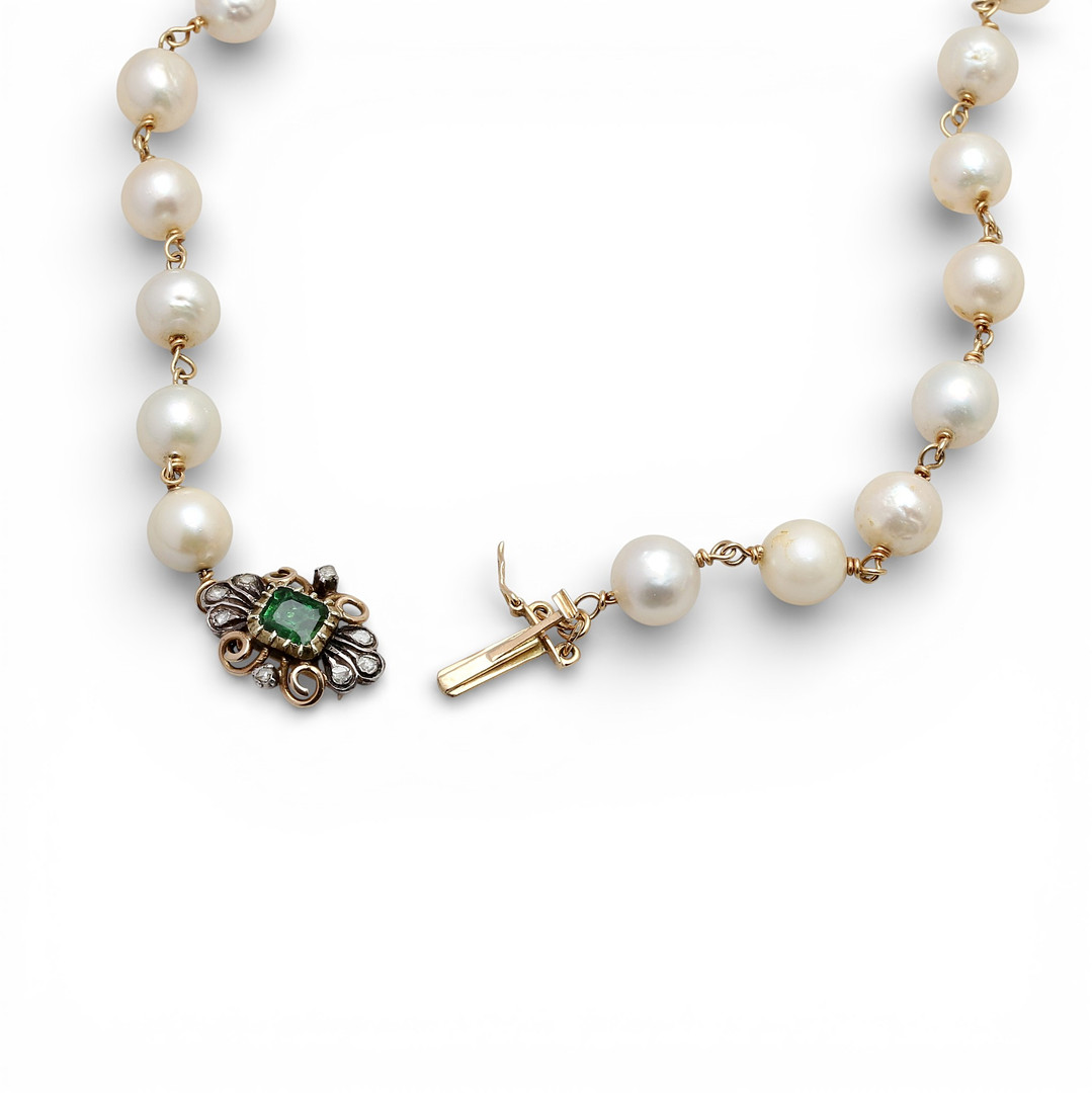 Pearls necklace with gemstones clasp, mid 20th Century.
