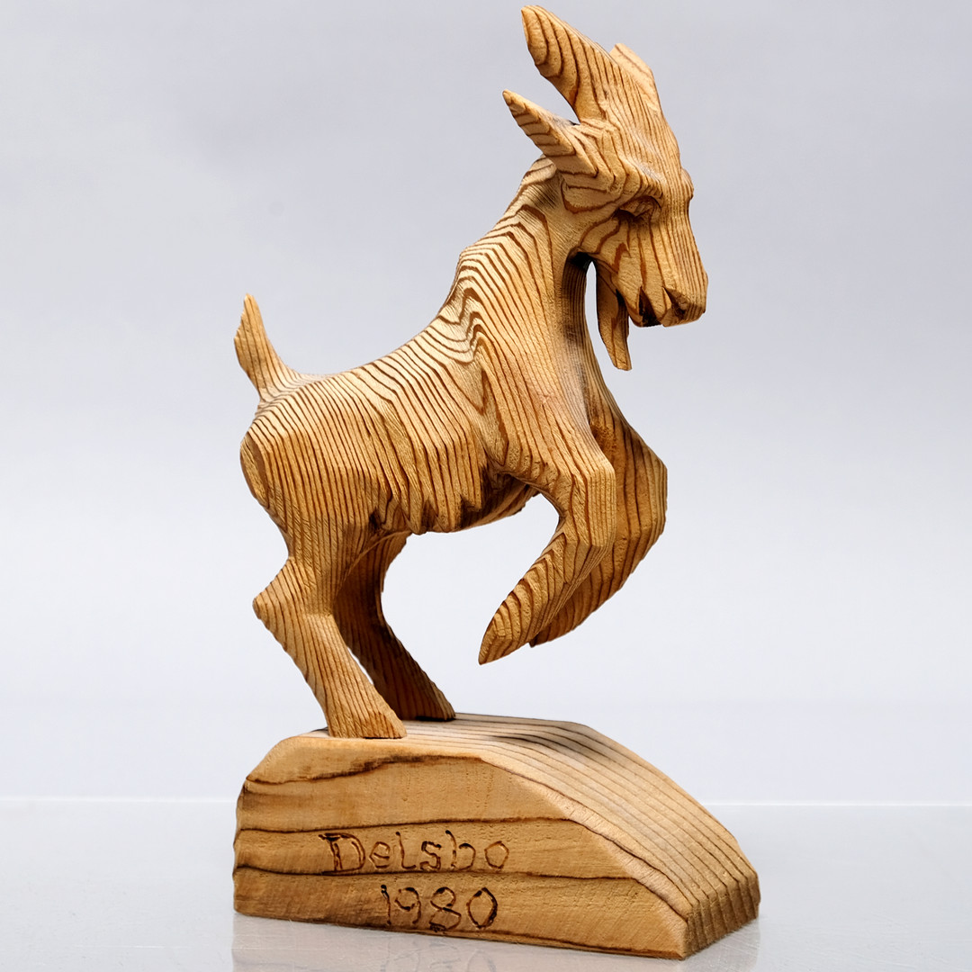 TRÄSKULPTUR, HÄLSINGEBOCK, Daterad Delsbo 1980, signerad BK.