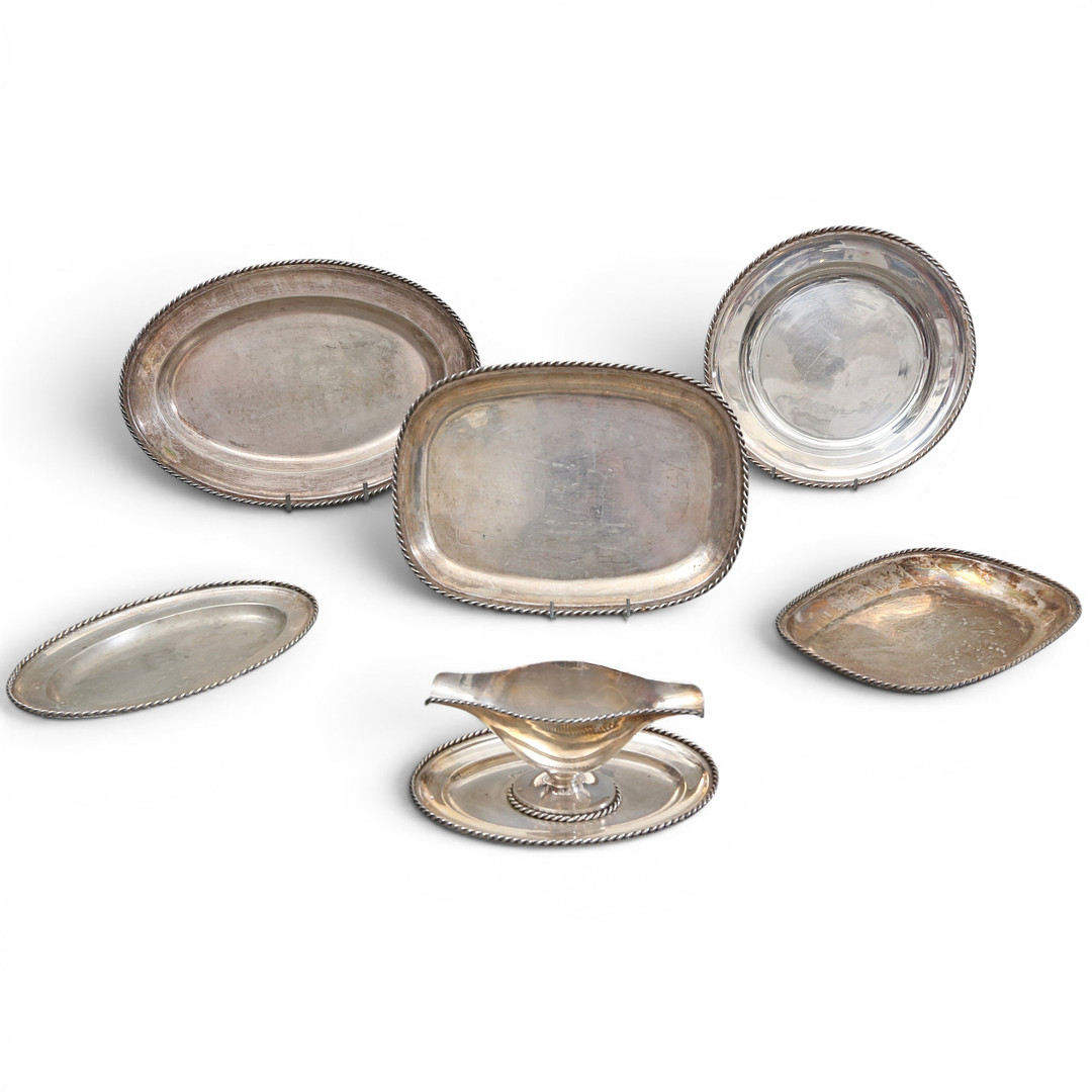 Sauce boat and trays in silvery metal, 20th Century.