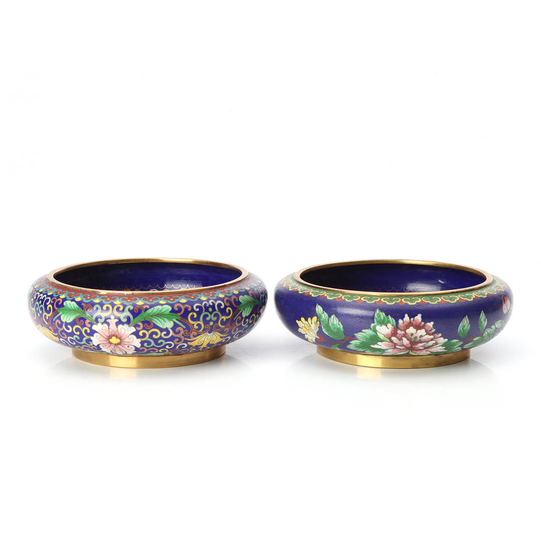 SKÅLAR, TVÅ ST. Cloisonnéarbete. Kina, 1900-tal.