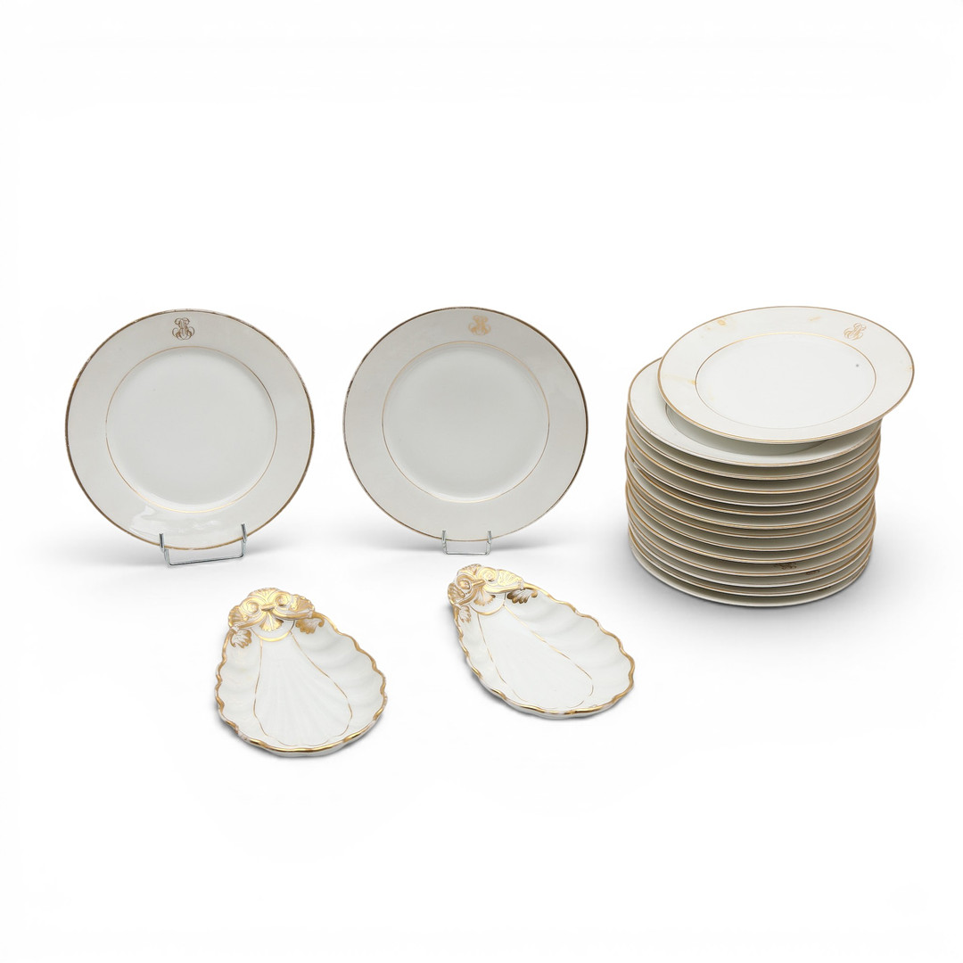 Set of Limoges dinner plates with gilt rim, 20th century.