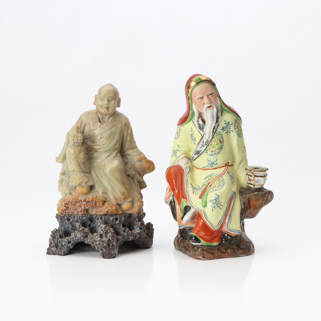 FIGURINER, TVÅ ST. Porslin med polykrom dekor resp. soapstone. Kina, 1900-tal.