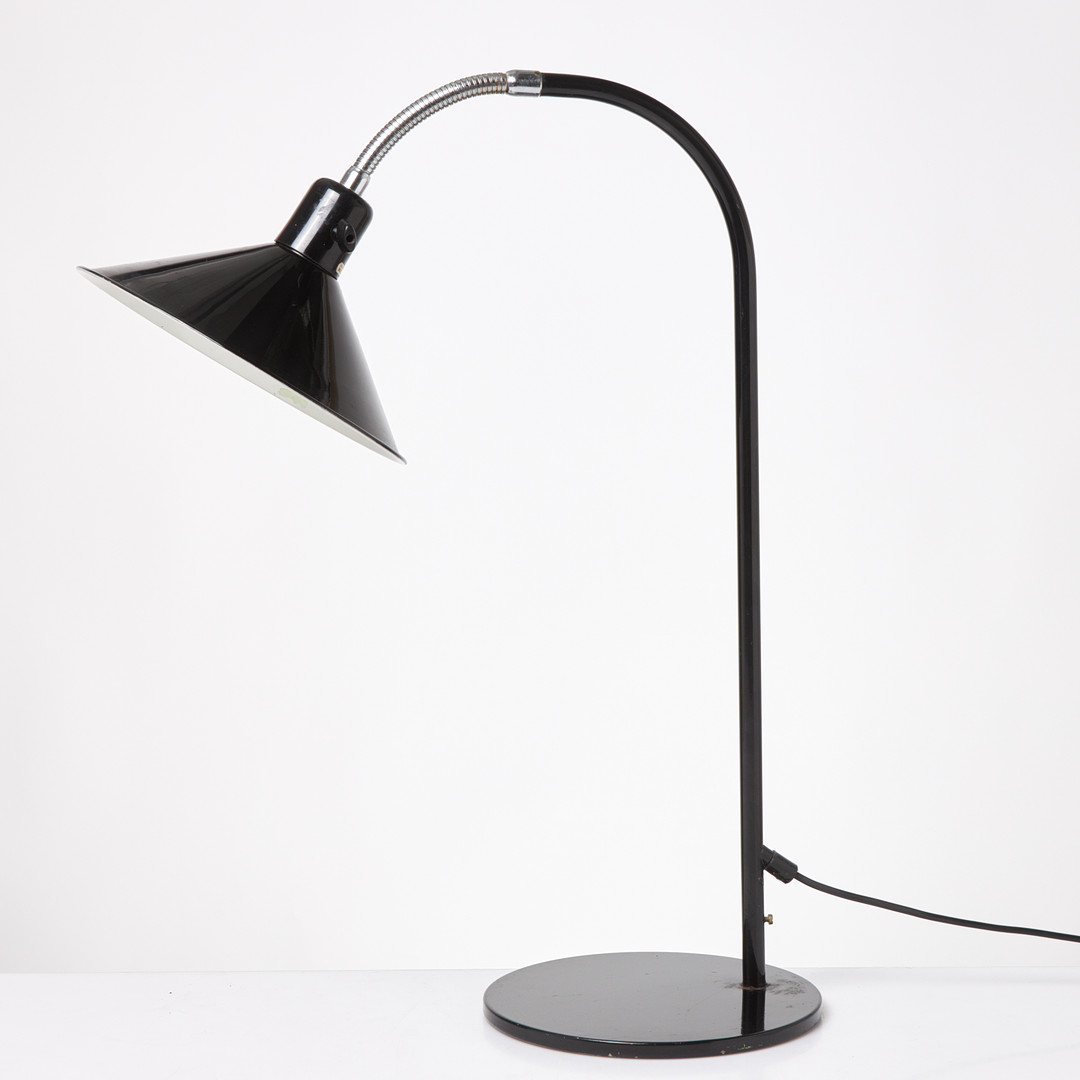BORDSLAMPA. Stomme i svartlackerad metall, justerbar, design av Börje Claes.