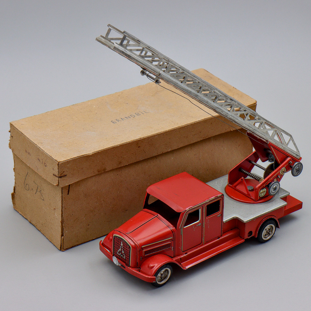 GÜNTHERMANN, ÄLDRE LEKSAKSBIL "BRANDBIL" (24cm) LITOGRAFERAD PLÅT, TYSKLAND, 1950-TAL (ORIGINAL ASK).
