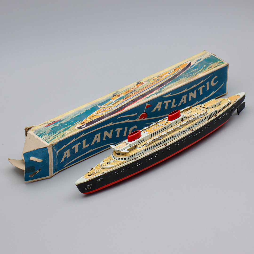 PLÅTLEKSAK, ATLANTÅNGARE "ATLANTIC" (35cm) KELLERMANN & CO (CKO), LITOGRAFERAD PLÅT, TYSKLAND, 1950-TAL (ORIGINAL ASK).