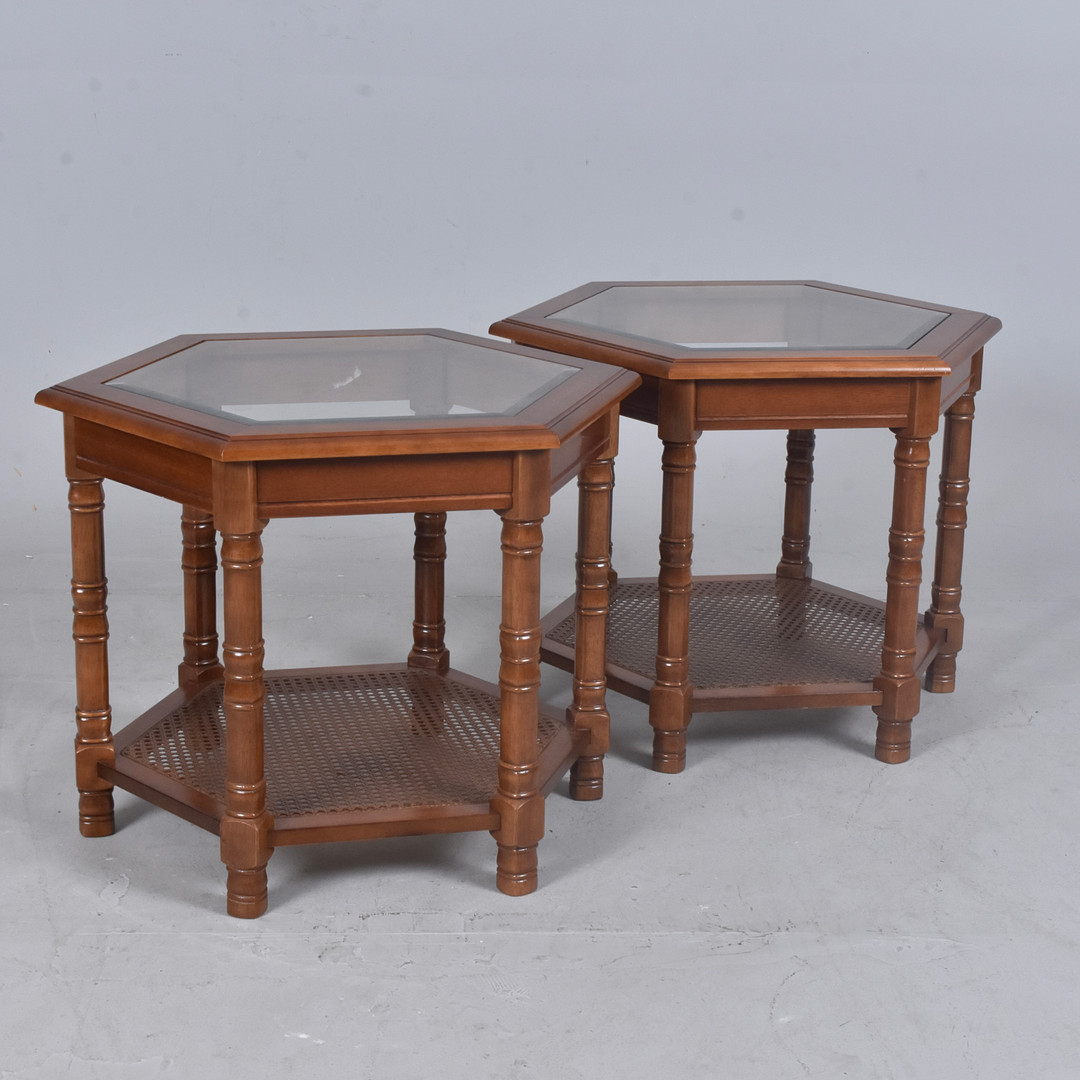 LAMPBORD, 1 par, mahogny met rottingklädd hylla, 1900-tal.