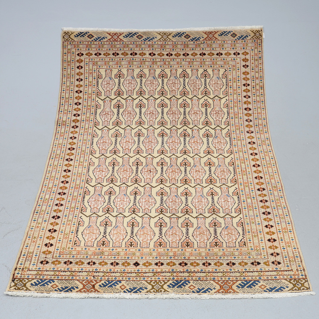 ORIENTALISK MATTA. Ca 175 x 137 cm.