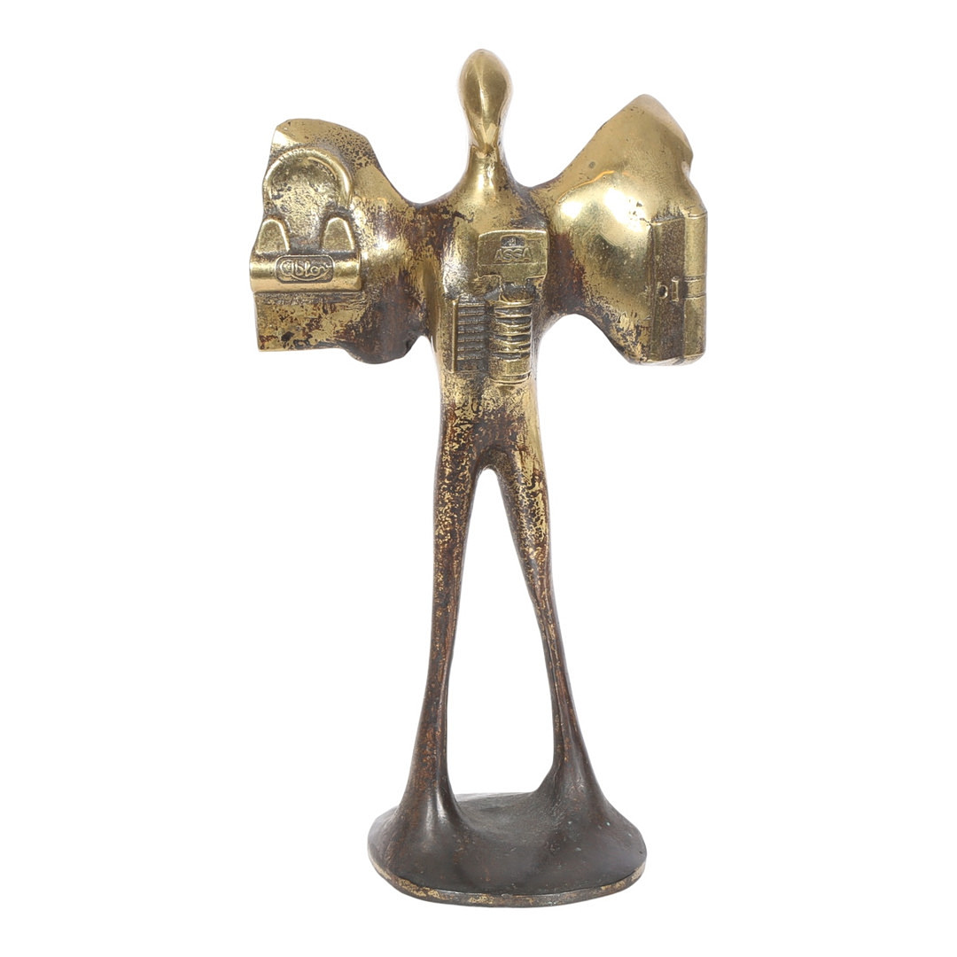 UBEKENDT KUNSTNER. Skulptur af bruneret bronze i form af figur med vinger, udført til medarbejder hos Assa Abloy.
