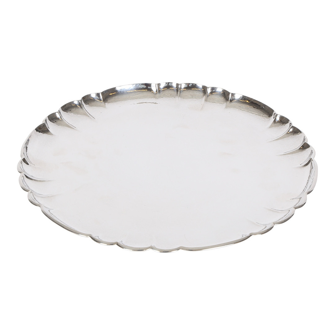 OSCAR GUNDLACH-PEDERSEN (1886-1960). Georg Jensen. Et rundt fad af hammerslået sterlingsølv, dessin 519B.