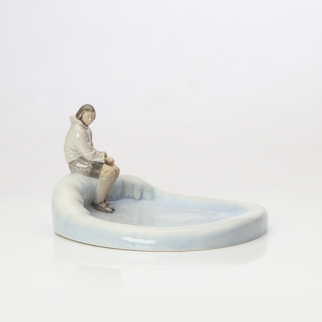 BING & GRÖNDAHL, FAT MED FIGUR. Porslin. Nr 2253. Danmark, 1900-tal.