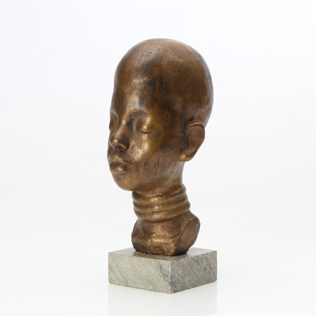 HELGE HÖGBOM. SKULPTUR. Patinerad brons på marmorsockel. Kvinnohuvud. Signerad.