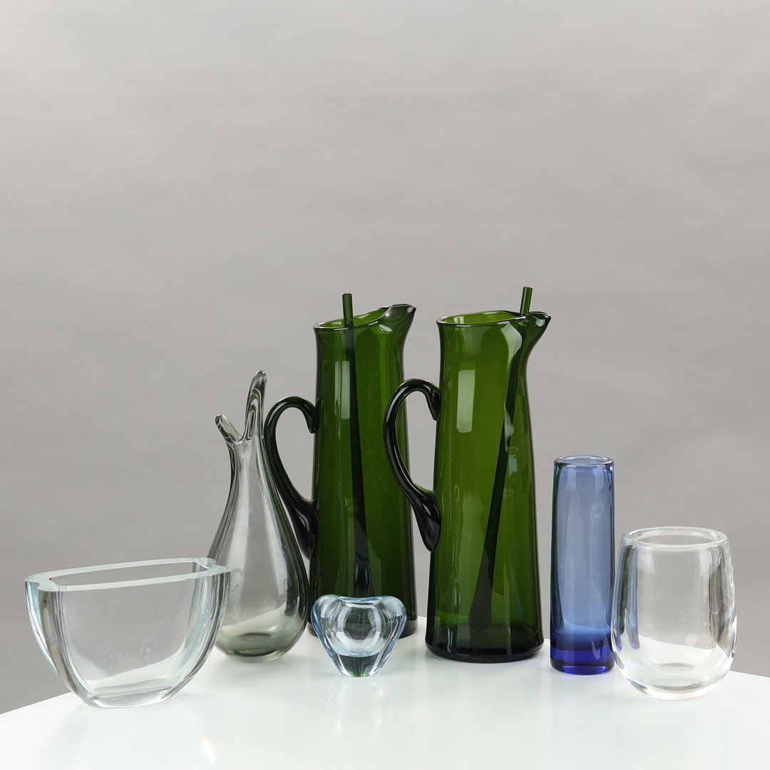 HOLMEGAARD, REIJMYRE, STRÖMBERGSHYTTA. Samling glas: par kander af grønt glas. Danmark, Sverige (6+2 ).