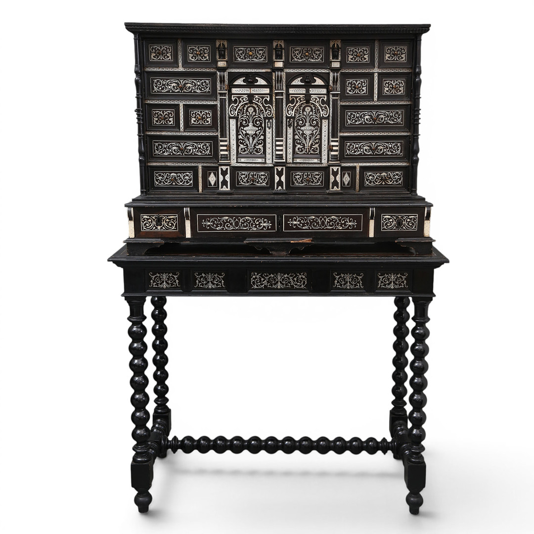 Florentine Baroque-style casket in ebony with bone engraving marquetry, 19th century.