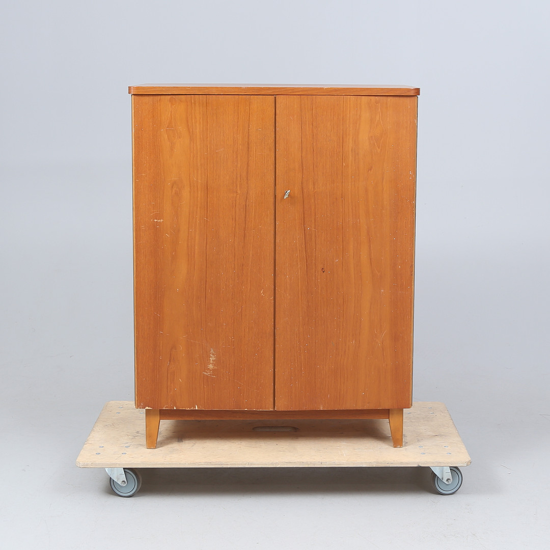 SKÅP, omgjort sängskåp, 1950/60-tal.