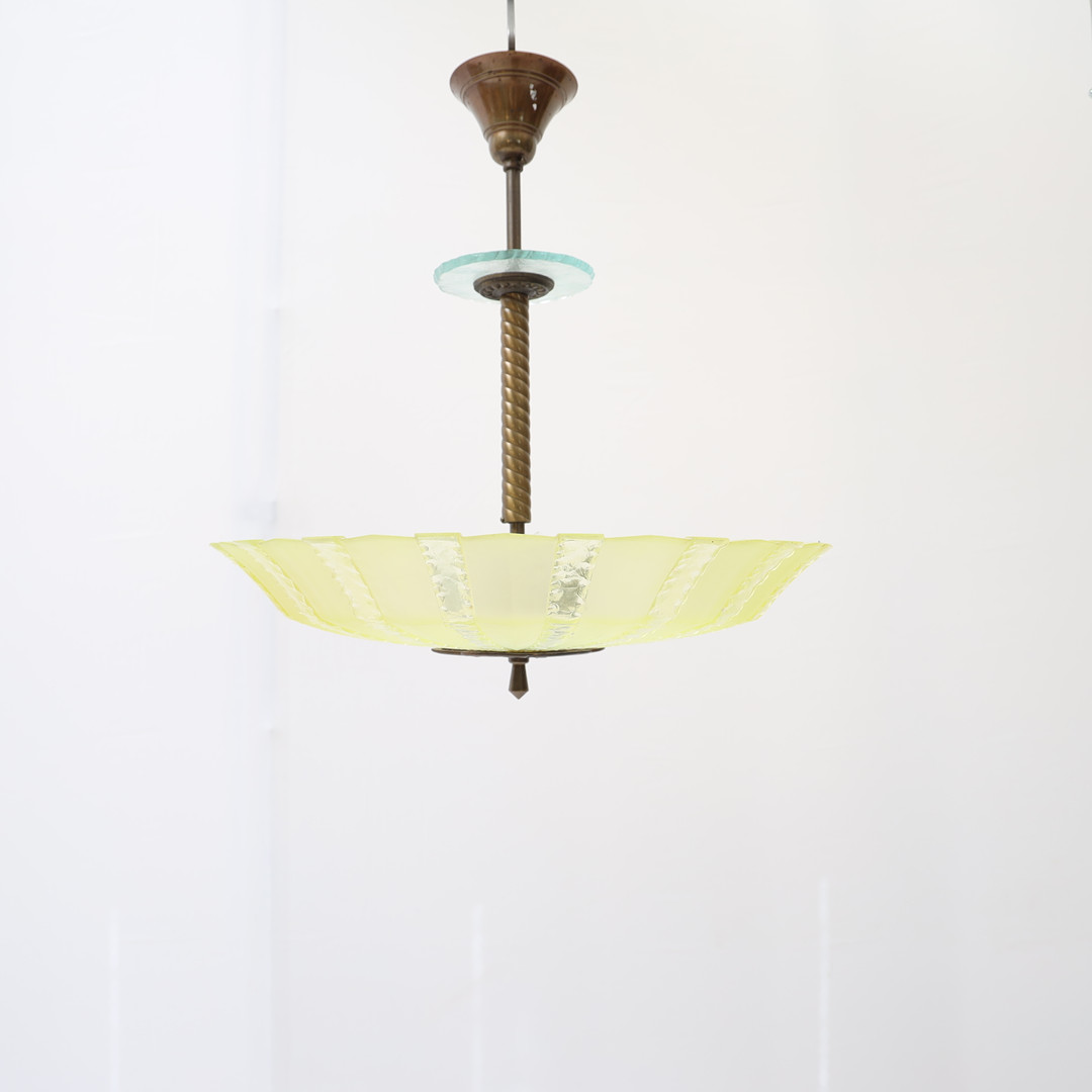 TAKLAMPA, Swedish modern, delvis frostad slipad skärm av uranglas, stomme av mässing.