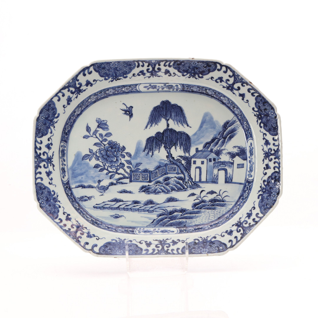 STEKFAT. Porslin med blåvit dekor. Kina, 17/1800-tal.