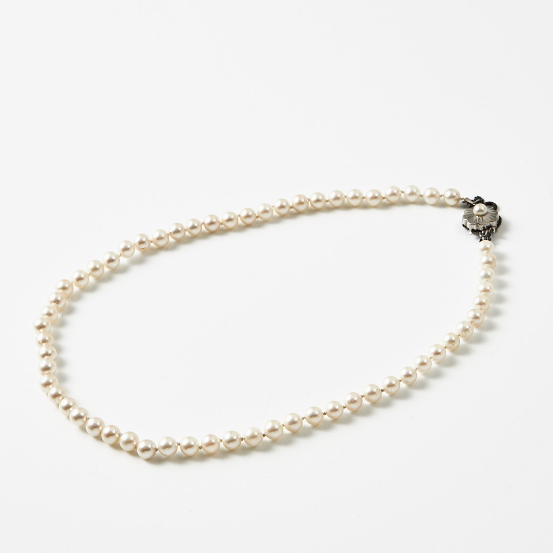 COLLIER, odlade saltvattenspärlor ca 6,5 mm, lås, 18 k vitguld, satinerad-och blankslipad dekor samt med dito pärla.