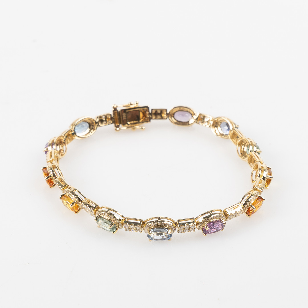 ARMBAND, 18K guld med briljantslipade diamanter totalt ca 1.41 ct samt fasettslipade safirer, totakt 7.98 ct.