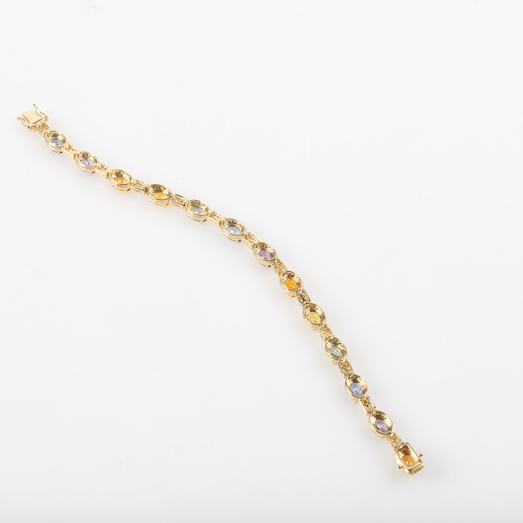 ARMBAND, 18K guld med briljantslipade diamanter totalt ca 1.41 ct samt fasettslipade safirer, totakt 7.98 ct.