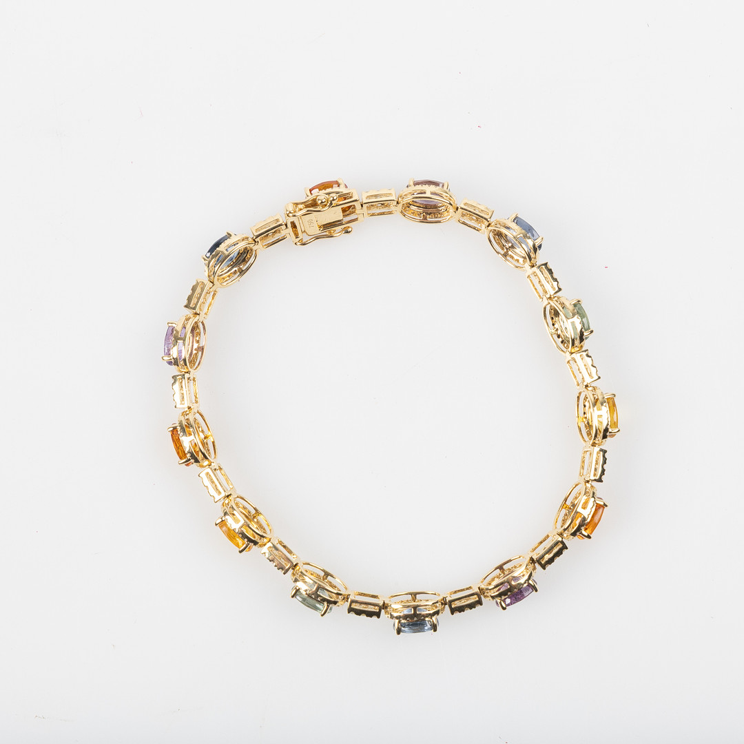 ARMBAND, 18K guld med briljantslipade diamanter totalt ca 1.41 ct samt fasettslipade safirer, totakt 7.98 ct.