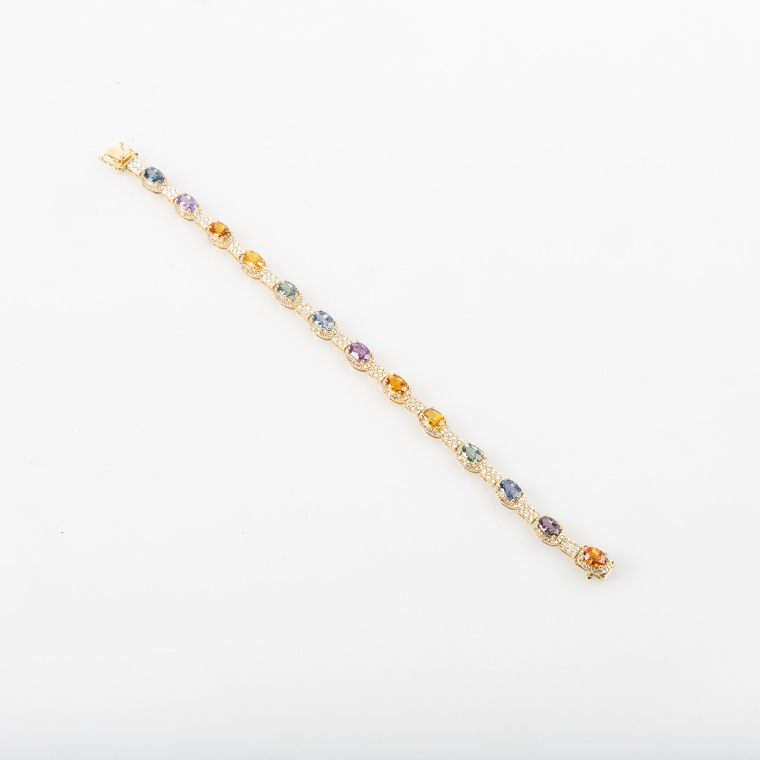 ARMBAND, 18K guld med briljantslipade diamanter totalt ca 1.41 ct samt fasettslipade safirer, totakt 7.98 ct.