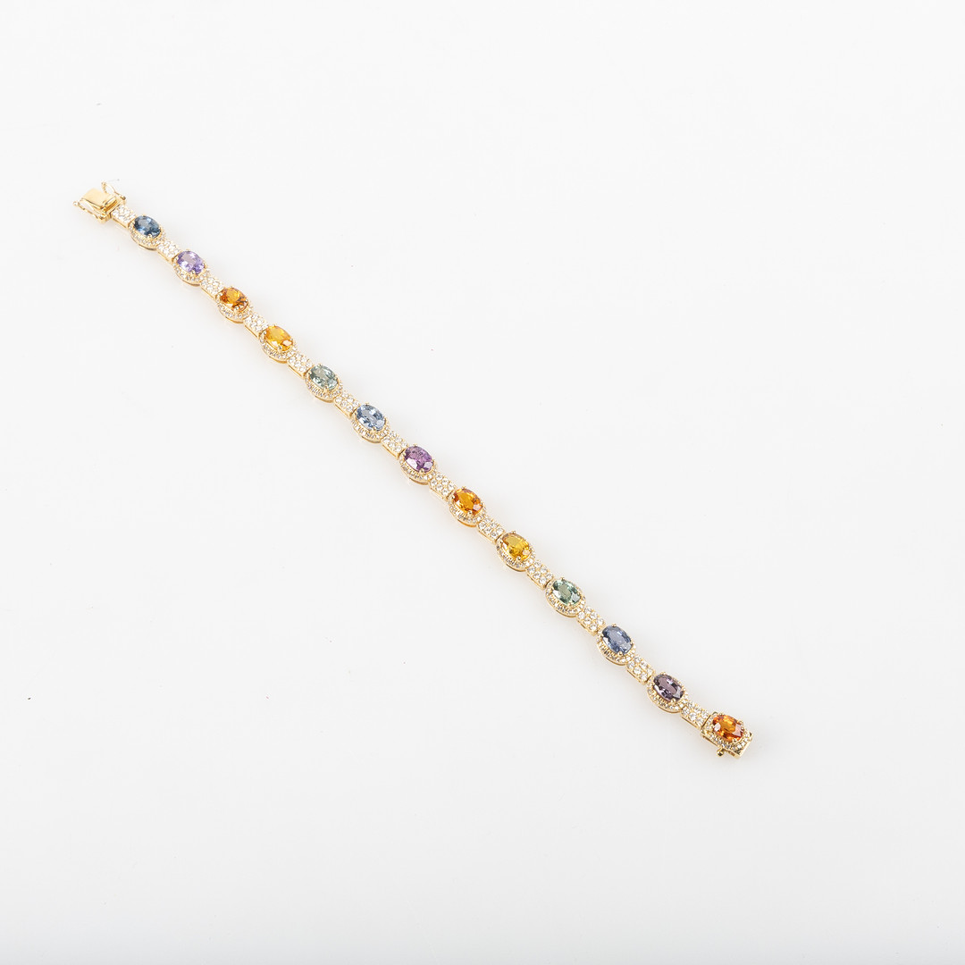 ARMBAND, 18K guld med briljantslipade diamanter totalt ca 1.41 ct samt fasettslipade safirer, totakt 7.98 ct.