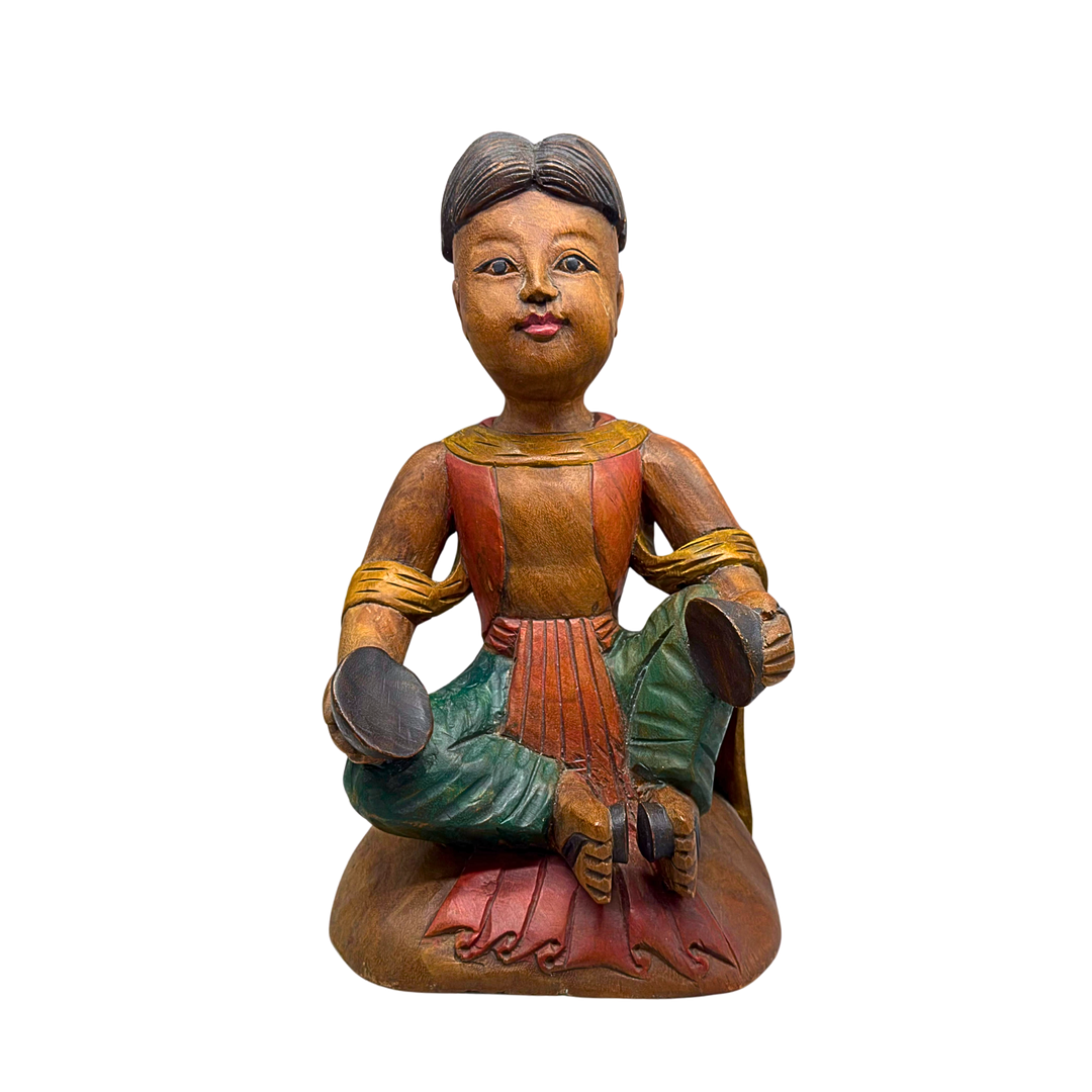 HOLZSTATUE EINES MUSIKERS IM TRADITIONELLEN ASIATISCHEN GEWAND, HANDBEMALT.
