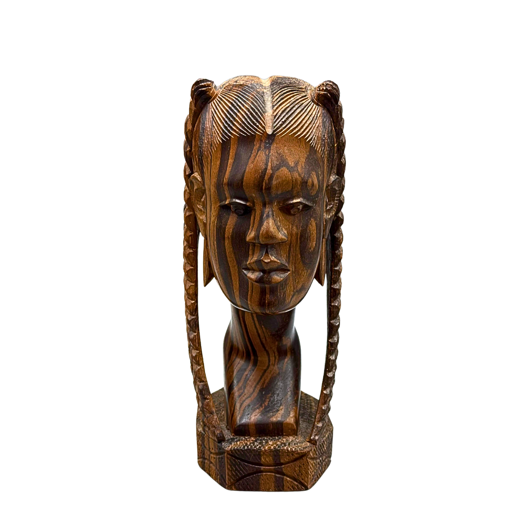 GESCHNITZTE AFRIKANISCHE HOLZBÜSTE EINER FRAU MIT KUNSTVOLLEN ZÖPFEN.