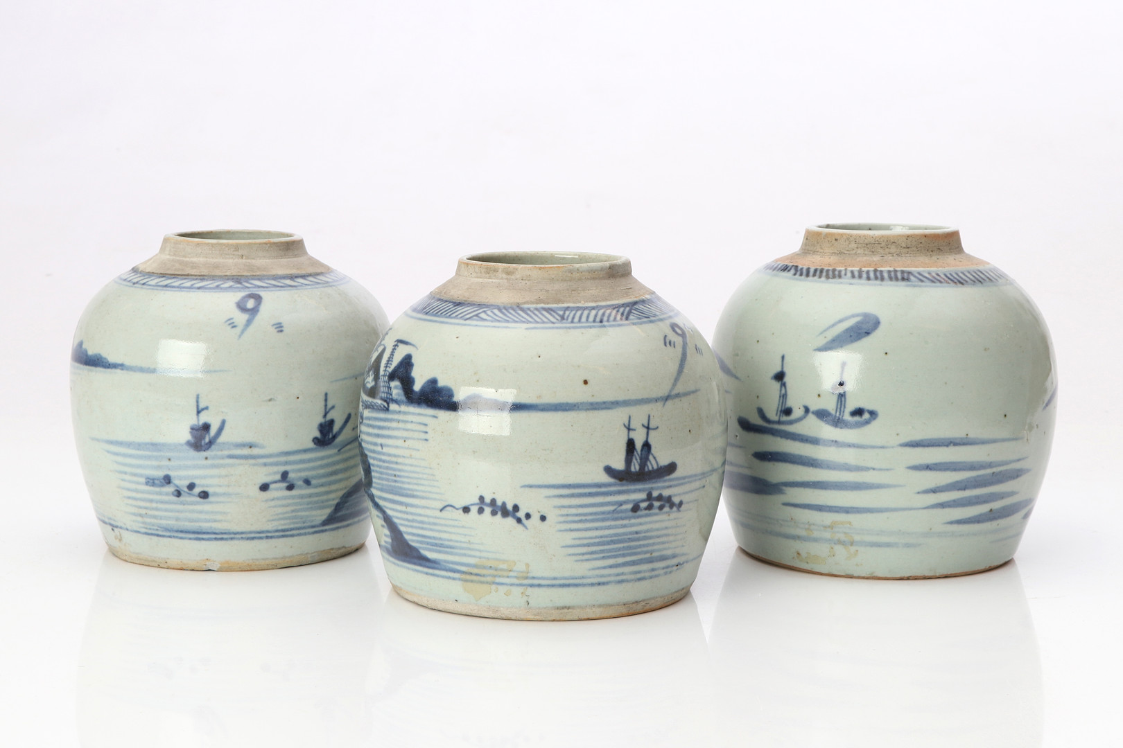 BOJANER, TRE ST. Porslin med blåvit dekor. Kina, 1800-tal.