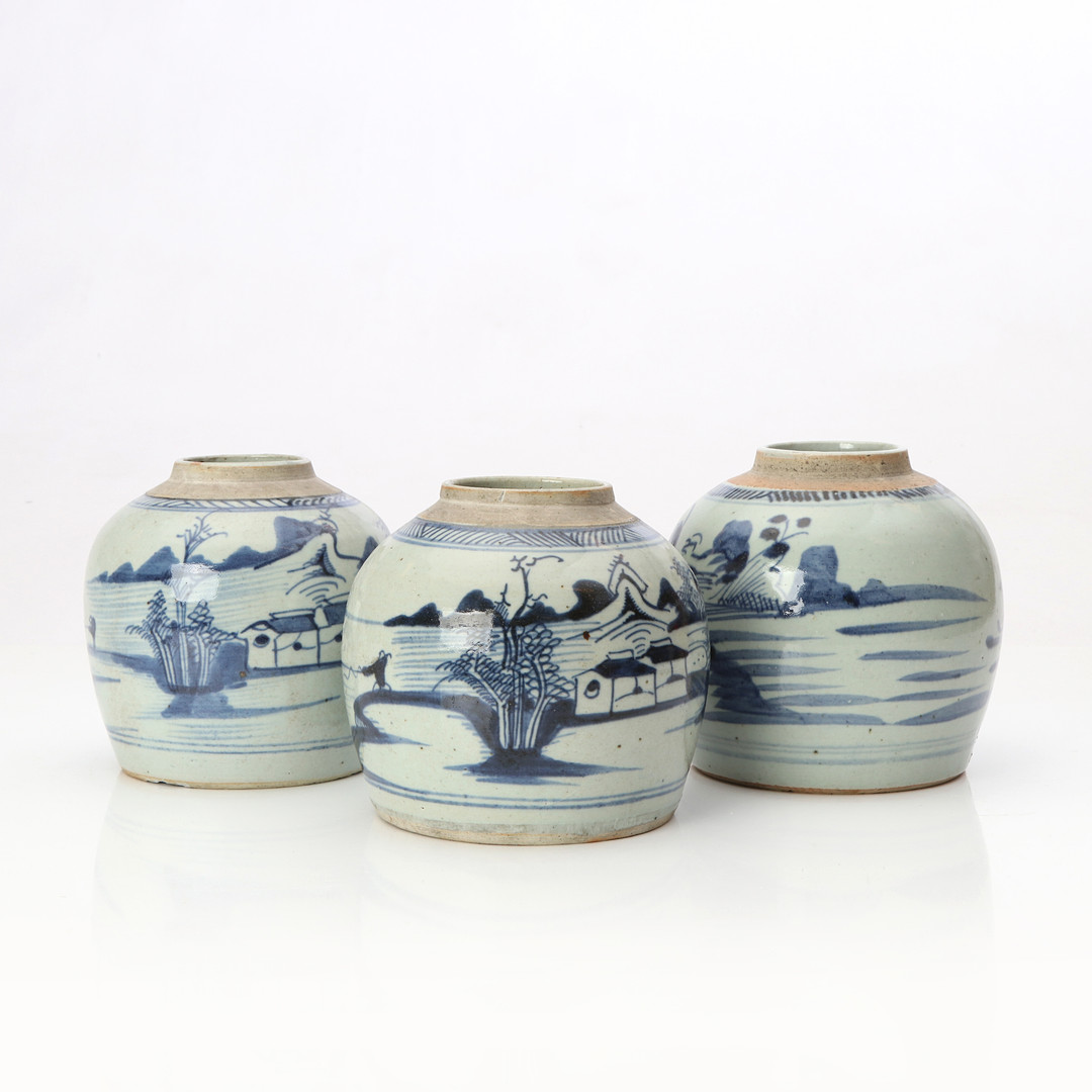 BOJANER, TRE ST. Porslin med blåvit dekor. Kina, 1800-tal.