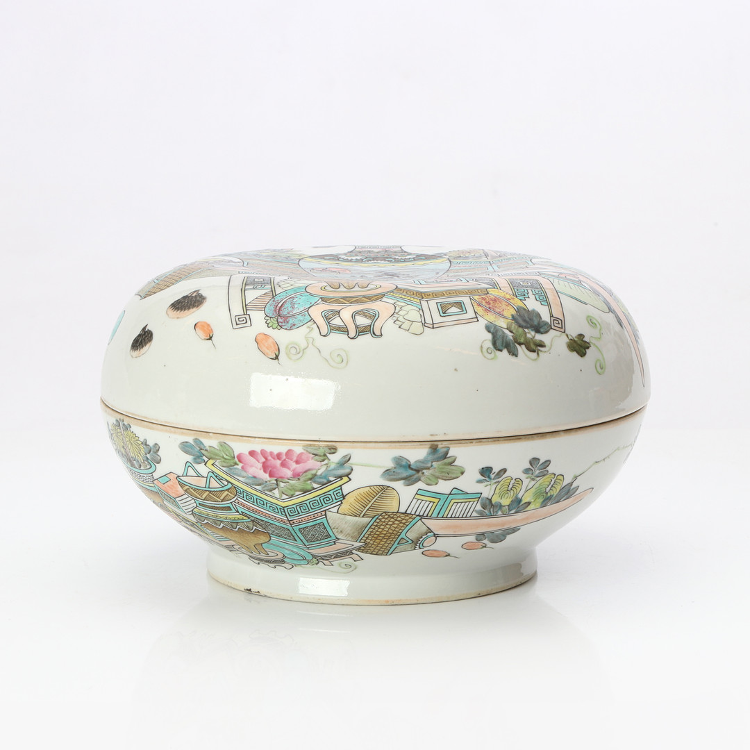 BURK MED LOCK. Porslin med polykrom dekor samt kalligrafi. Kina, ca 1880-1920.