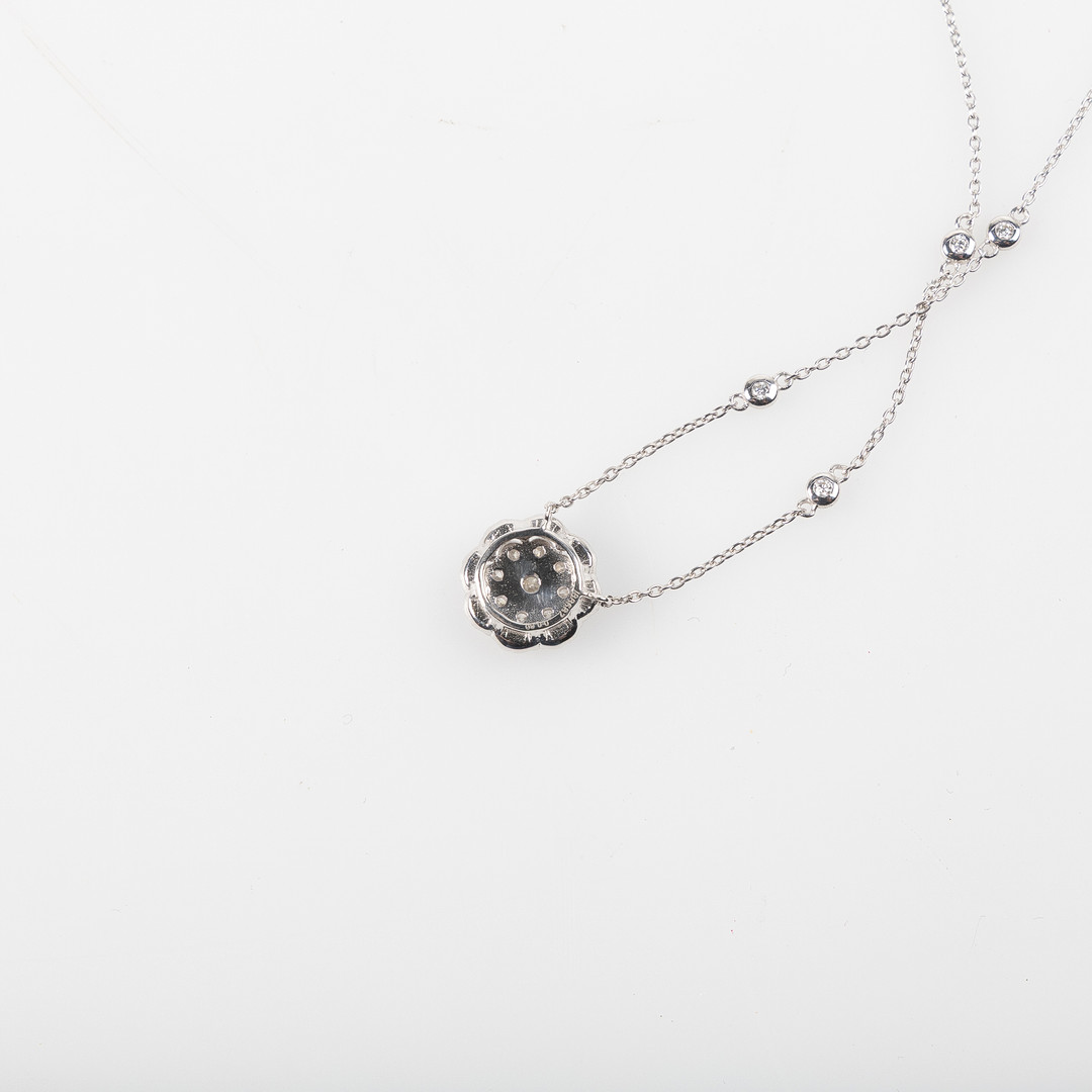 COLLIER, 18K vitguld med briljhantslipade diamanter, totalt ca 0.80 ct.