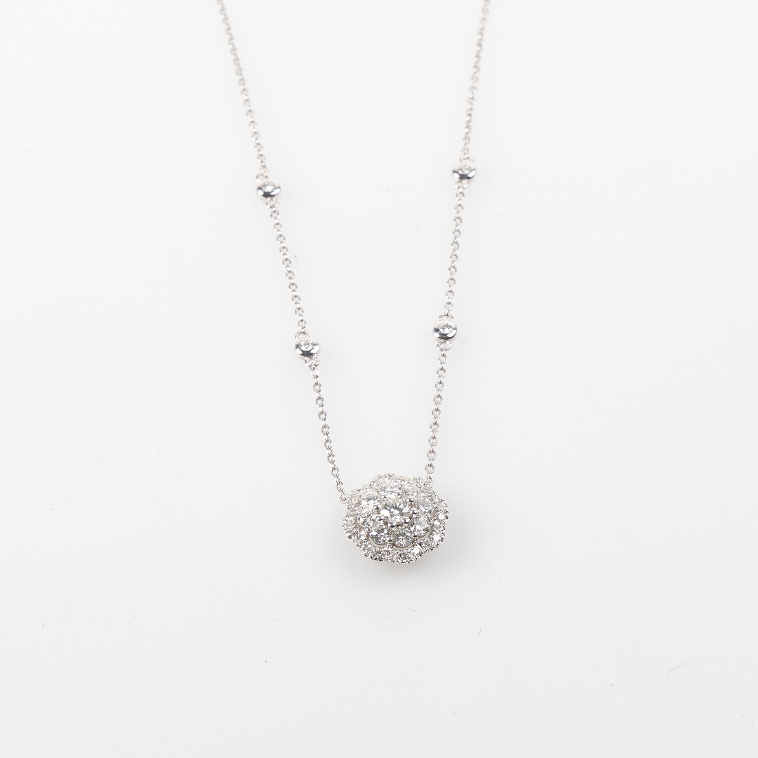 COLLIER, 18K vitguld med briljhantslipade diamanter, totalt ca 0.80 ct.