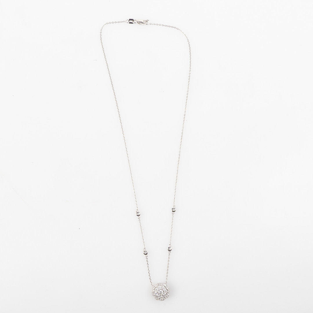 COLLIER, 18K vitguld med briljhantslipade diamanter, totalt ca 0.80 ct.
