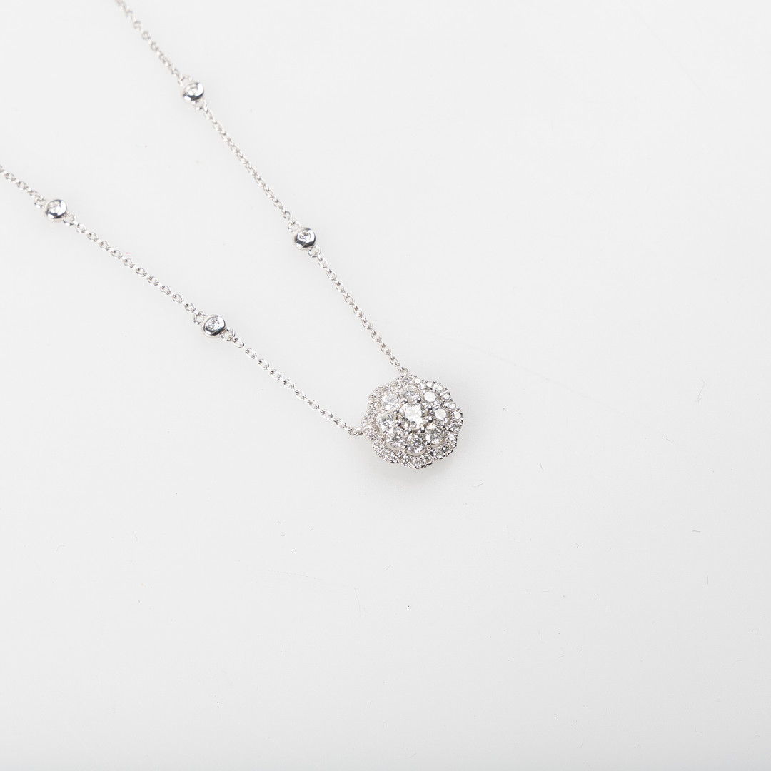 COLLIER, 18K vitguld med briljhantslipade diamanter, totalt ca 0.80 ct.