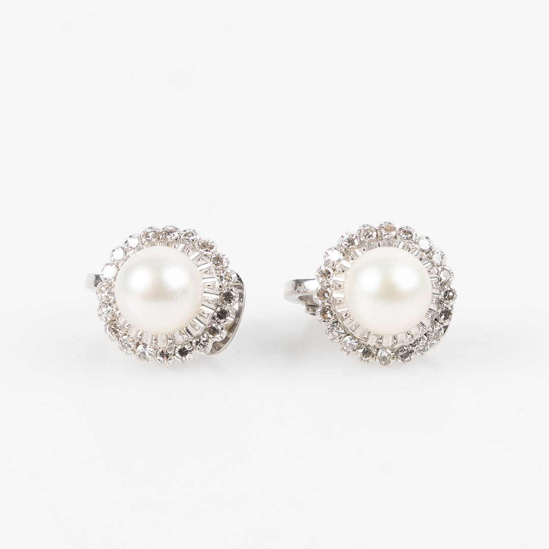 ÖRHÄNGEN, 18K vitguld med odlade pärlor och åttkantslipade diamanter.