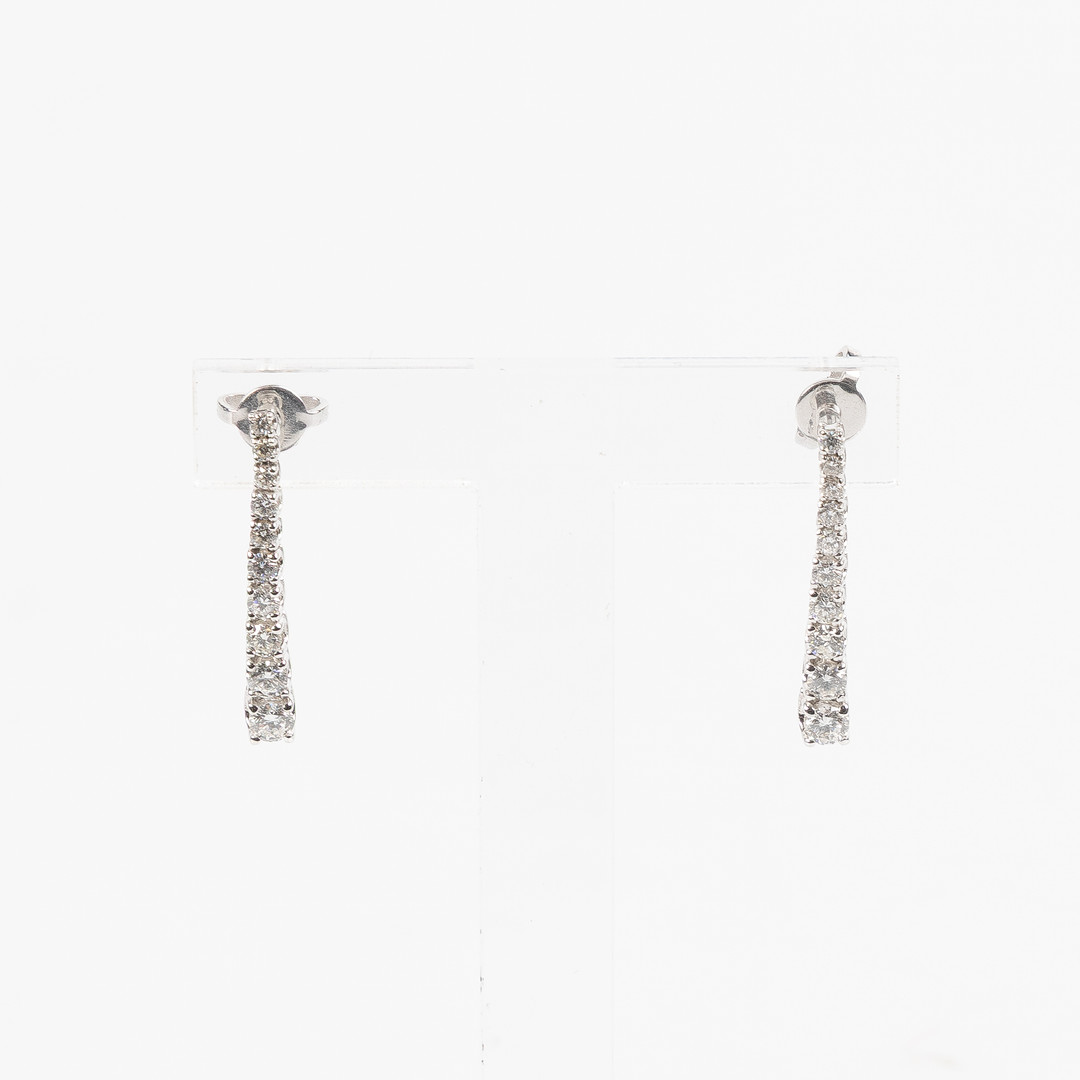 ÖRHÄNGEN, 18K vitguld med briljantslipade diamanter, totalt ca 0.75 ct, Crieri.