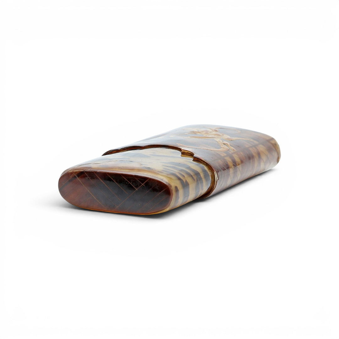 Japanese Meiji snuff box in gilt tortoiseshell, 19th Century.