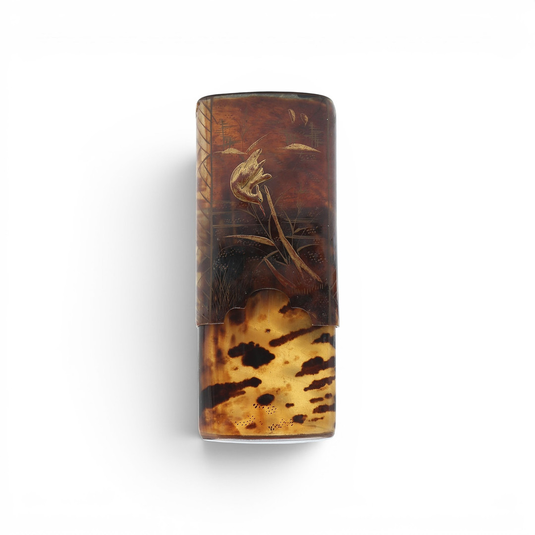 Japanese Meiji snuff box in gilt tortoiseshell, 19th Century.