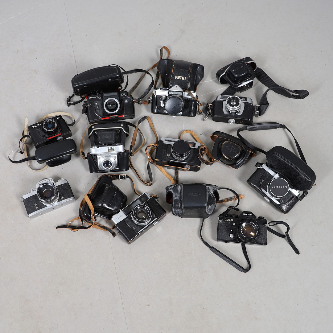 COLLECTION OF VINTAGE SLR CAMERAS.