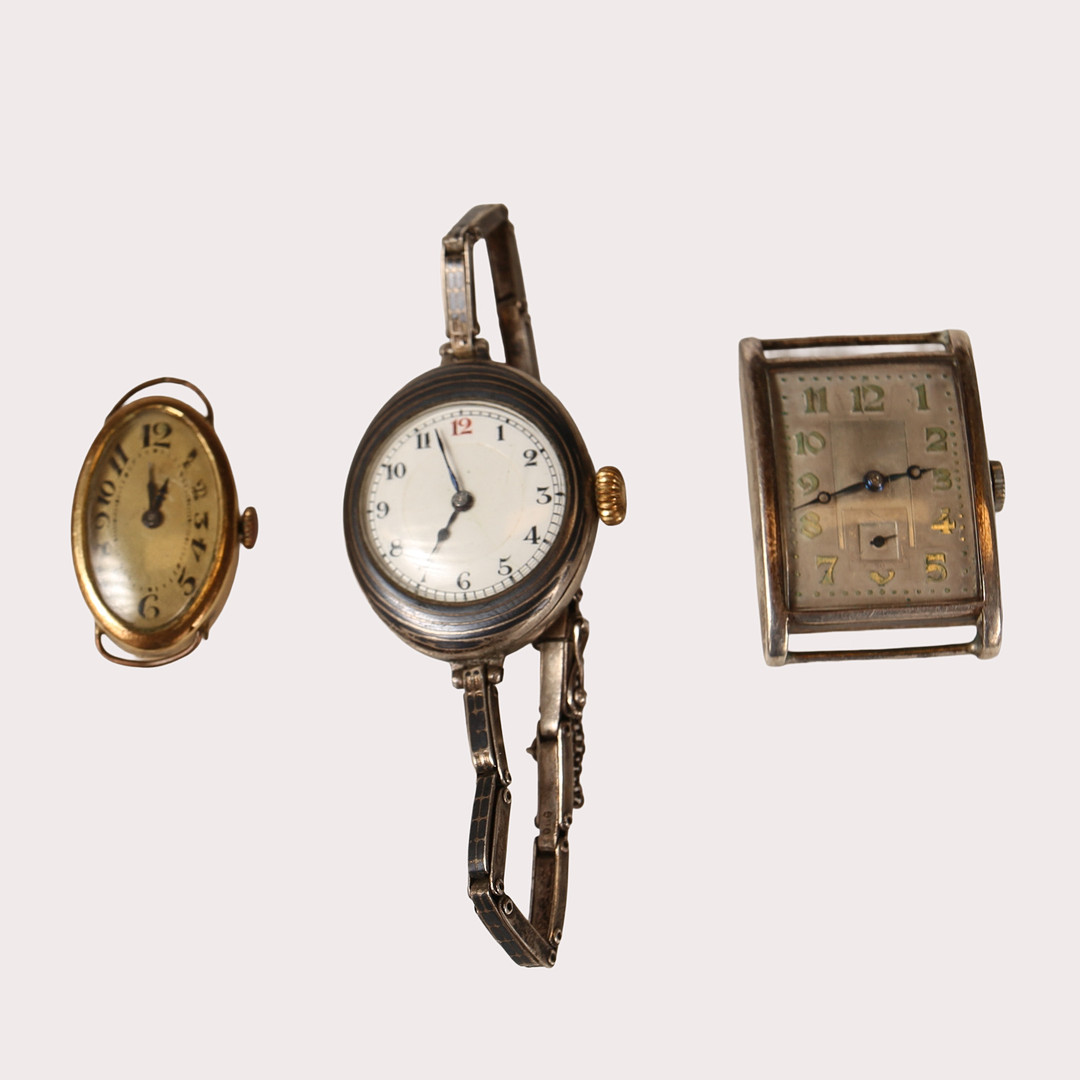 ARMBANDSUR, 3 stycken, varav 2 med silverboett. Bla Globe Watch & Co.