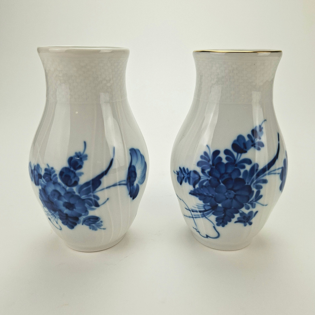 VASER, 2 st, porslin, modell 1803, "Blå blomster", Royal Copenhagen, Danmark.