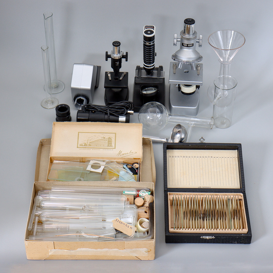 SAMLING OPTISKA/VETENSKAPLIGA INSTRUMENT, LABORATIORIEGLAS, PROVRÖR, TESTLINSER, MIKROSKOP, DIVERSE TILLBEHÖR, 1900-TAL.